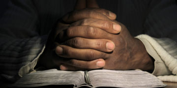 Man accused of killing girlfriend breaks into prayer during trial