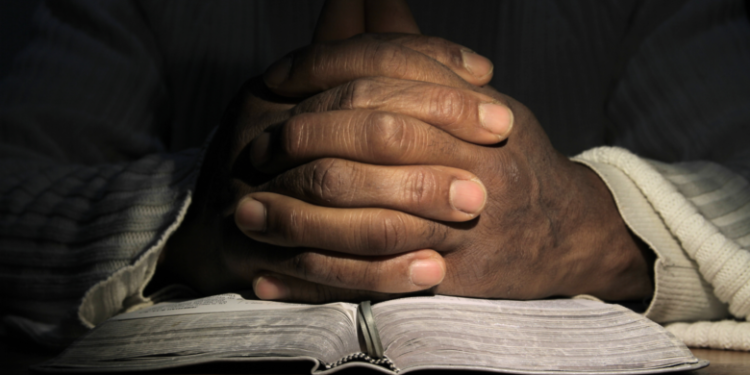 Man accused of killing girlfriend breaks into prayer during trial