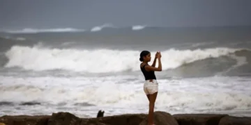 Hurricane threatens US East Coast with life-threatening waves