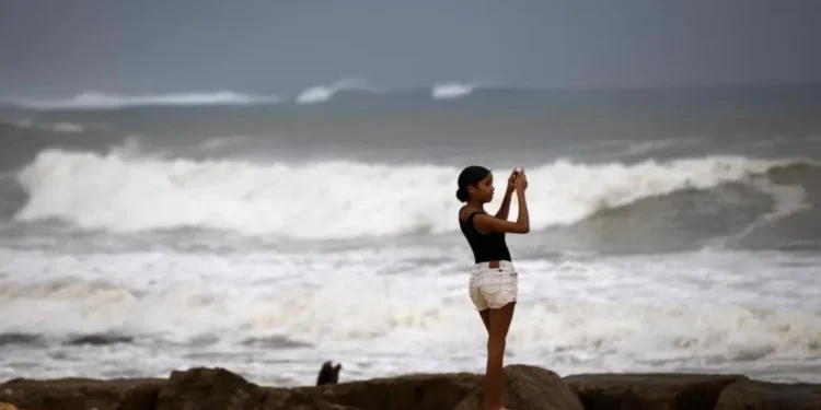 Hurricane threatens US East Coast with life-threatening waves