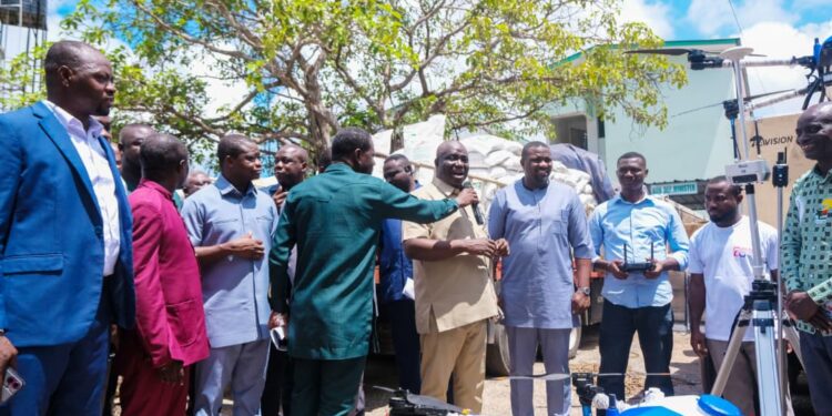 Gov’t distributes 40,000 bags of fertiliser to farmers under Feed Ghana Programme