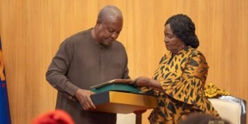Gov’t meets families of August 6 helicopter crash victims, hands over GH¢13.9m compensation package