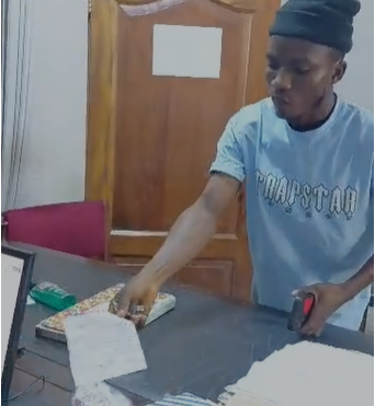 Koforidua: Taxi driver fined GH¢100 for throwing rubbish from moving vehicle