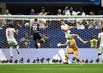 Argentina defeat England to set up final showdown with Spain