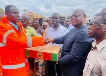 W/R: Gov’t presents relief items to Samreboi flood victims