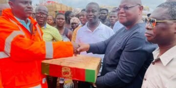 W/R: Gov’t presents relief items to Samreboi flood victims