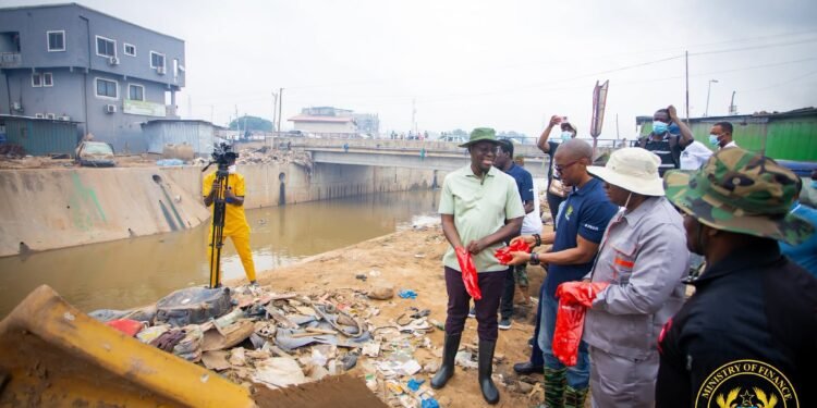 Acting Defence Minister joins Armed Forces in national clean-up exercise