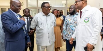 Presidential Envoy donates GHS100,000 to Korle- Bu Renal Unit to support dialysis services