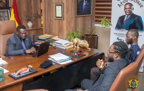 Communications Minister receives proposal for AI citizen assistant to improve public services