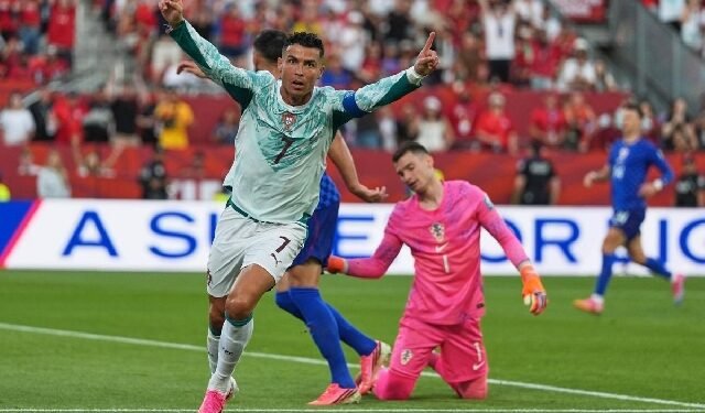 Portugal beat Croatia in chaotic finish to reach World Cup last 16