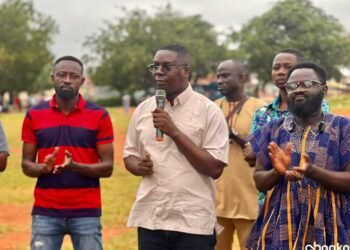 Bono: Dr Gideon Boako donates GHS20,000, other items to Tano North Pragia Association