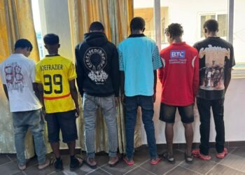 A/R: Police arrest six over suspected robbery syndicate, recover 33 phones