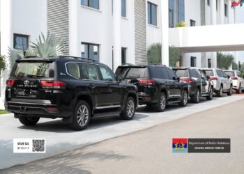 President Mahamapresents Toyota Land Cruisers to retired CDS and former service commanders