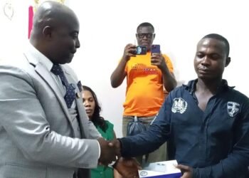 Loading boy returns €3,000, GH¢1,000 left in vehicle, earns cash and phone reward