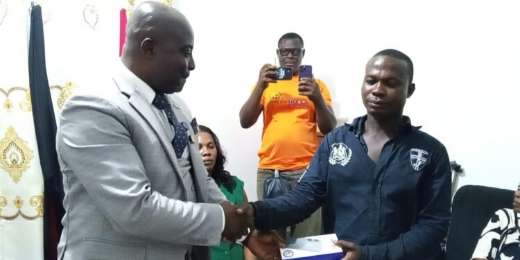 Loading boy returns €3,000, GH¢1,000 left in vehicle, earns cash and phone reward