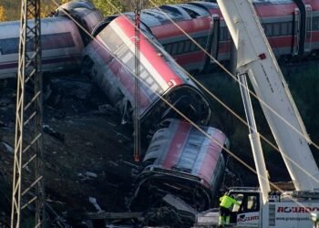 Audio reveals exchanges between control centre and drivers before deadly Spain train crash